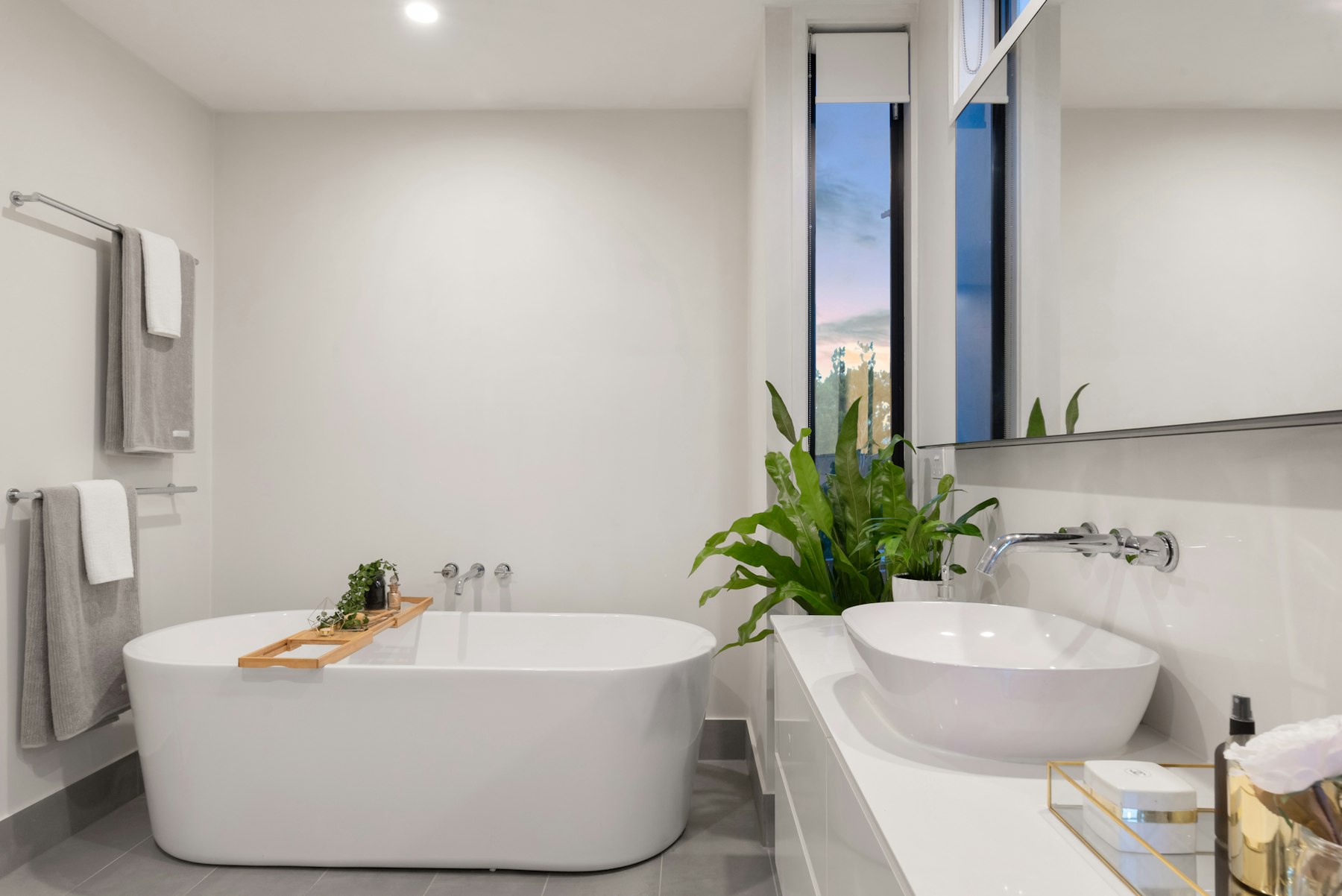 Bright modern bathroom with large-format porcelain floor tile